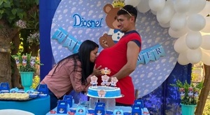 Con la ‘panza’ puesta, un papá brilló en el baby shower mientras su esposa era internada