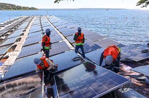 Comenzó la instalación del primer conjunto de flotadores que darán forma a la Planta Solar Flotante de Itaipú | DIARIO PRIMERA PLANA