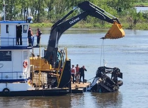 Recuperan cabina del camión caído al río Paraguay con el cuerpo del chofer adentro