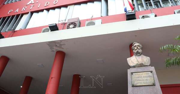 La Nación / ANR celebra 138 años con ofrenda y nueva escultura de Bernardino Caballero
