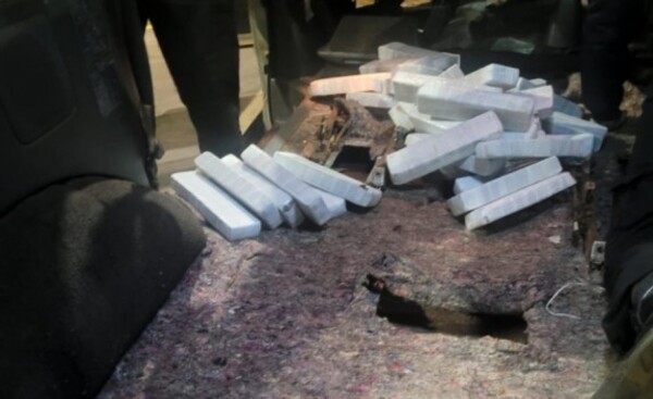 Detienen a paraguayo con marihuana en doble fondo de su vehículo