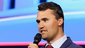 Video: Matan de un balazo a Charlie Kirk, activista y aliado de Trump, en una charla en EEUU