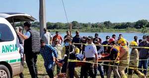La Nación / Sacan cuerpo del camionero que cayó del puente Nanawa