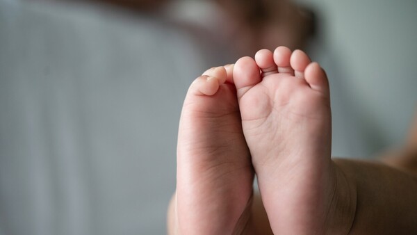 Bebé murió tras ser apuñalado varias veces por su madre