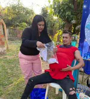 Popular / ¡Bebé se adelantó y no pudo ir al baby shower pero la "suplantó" el papá!