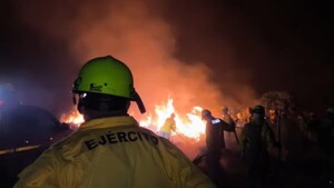 Bomberos y más de 100 militares controlan incendio forestal en el Chaco