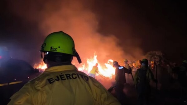 Bomberos y más de 100 militares controlan incendio forestal en el Chaco
