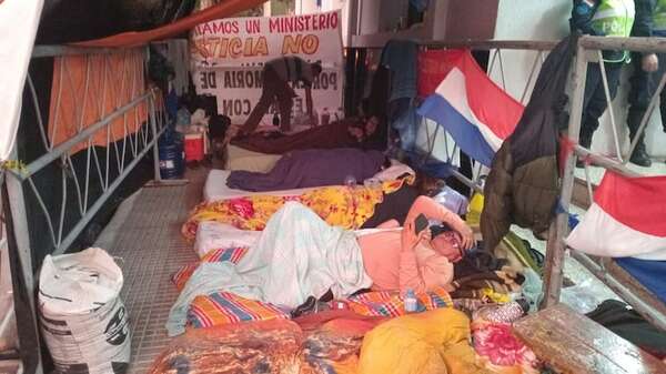 Guardiacárceles llevan cuatro días con huelga de hambre - Nacionales - ABC Color