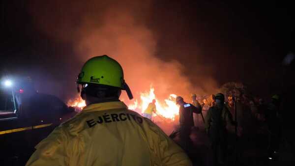 Militares sofocan incendio forestal en el Chaco