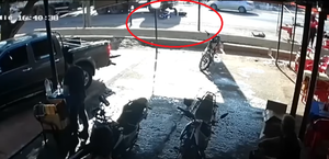 Limpio: motociclista sobrevive de milagro tras caer frente a un camión | Unicanal