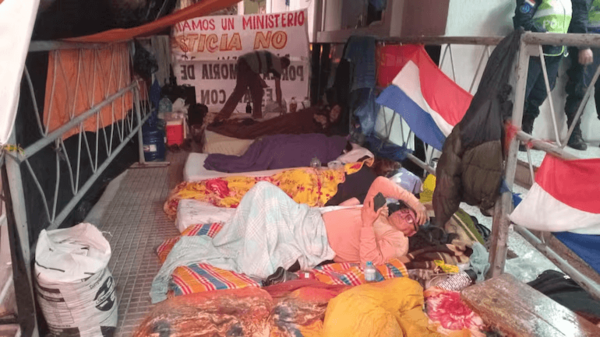 Guardiacárceles llevan cuatro días con huelga de hambre - Noticiero Paraguay