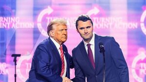 Un influencer aliado a Donald Trump murió tras recibir un disparo durante un evento universitario