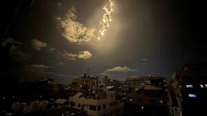 Israel lanza una lluvia de bengalas sobre la ciudad de Gaza para pedir su evacuación