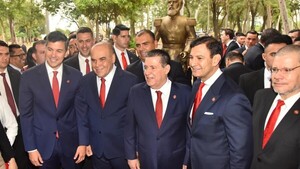 Cartes brinda respaldo a Peña y dice que la ANR es la "esperanza de mejor futuro" en Paraguay