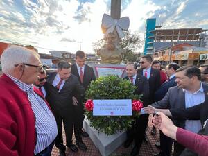 Honran a Bernardino Caballero con entrega floral en el 138.º aniversario del Partido Colorado