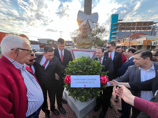 Honran a Bernardino Caballero con entrega floral en el 138.º aniversario del Partido Colorado