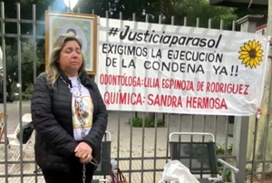 Caso Sol Chávez: padres se encadenan frente al Palacio de Justicia