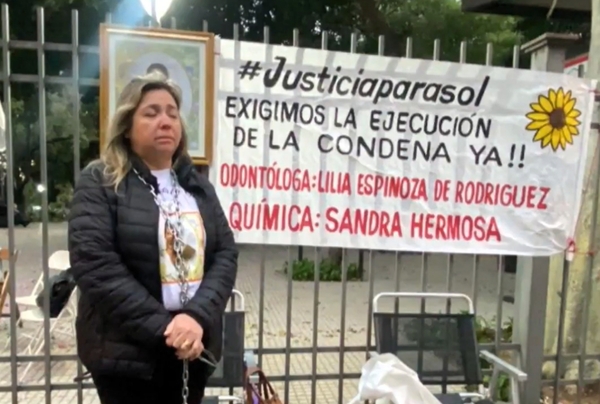 Caso Sol Chávez: padres se encadenan frente al Palacio de Justicia