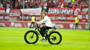 Entrenador de Austria ingresó a la cancha en una bicicleta eléctrica
