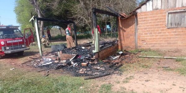  INCENDIO CONSUME VIVIENDA EN SAN PEDRO DEL PARANÁ