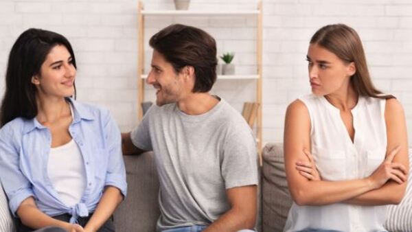 “Sorprendí a mi esposo y a mi amiga tomando vino en mi casa”