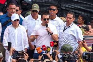 Presidente ecuatoriano lidera marcha que defiende llamado a referendo - Mundo - ABC Color