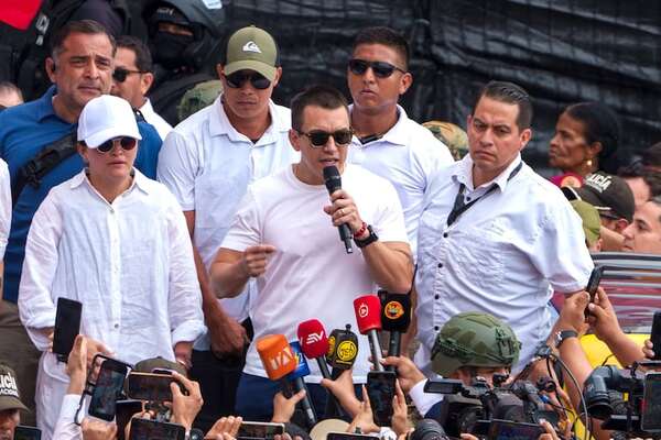Presidente ecuatoriano lidera marcha que defiende llamado a referendo - Mundo - ABC Color