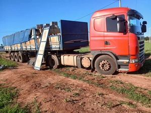 Simulan control policial y asaltan camión de encomiendas