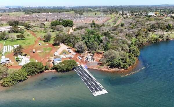 Itaipú inicia montaje de su primera planta solar flotante en el embalse - Economía - ABC Color