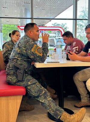 Popular / Milicos que estaban chupando en una estación fueron sumariados