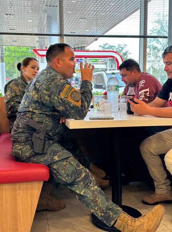 Popular / Milicos que estaban chupando en una estación fueron sumariados