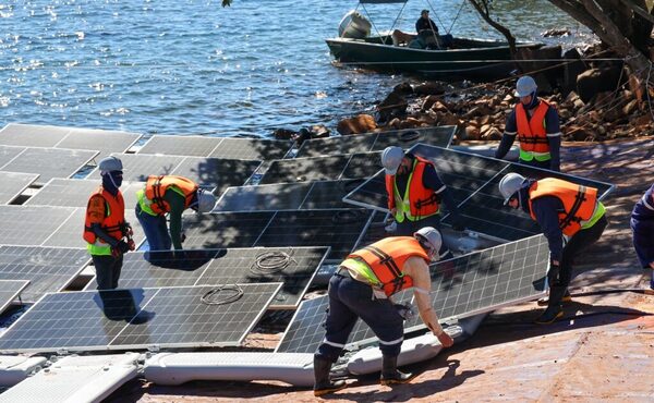 Comenzó montaje del primer conjunto de flotadores para planta solar