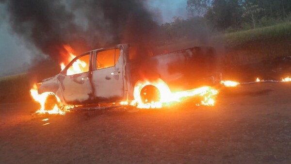Hallan una camioneta totalmente incinerada con un cuerpo adentro en Itapúa