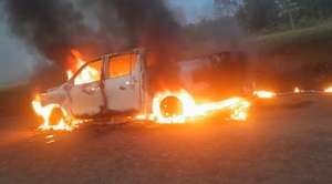 Hallan camioneta en llamas con un cuerpo calcinado en su interior