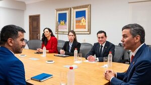 Peña evalúa con director de estatal emiratí posible inversión aeroportuaria en Paraguay