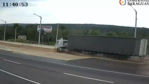 Dos tractocamiones utilizan rampa de frenado y evitan tragedia en Pedrozo