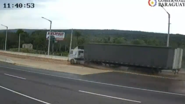 Dos tractocamiones utilizan rampa de frenado y evitan tragedia en Pedrozo