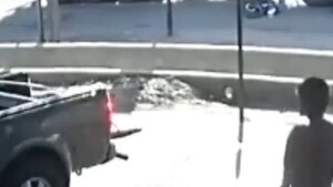 Motociclista se salva de morir tras caer y ser arrollado por un camión en Limpio