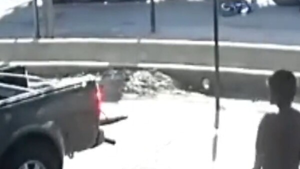 Motociclista se salva de morir tras caer y ser arrollado por un camión en Limpio