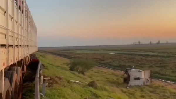 Violento choque deja dos heridos y a un camión sin cabina en Arroyos y Esteros
