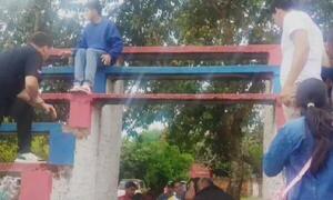 Caída de una parte de gradería de una cancha dejó dos personas heridas en Coronel Oviedo – Prensa 5