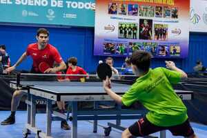 Torrente de juegos de tenis de mesa de tres divisiones en el estadio de la Federación - La Tribuna