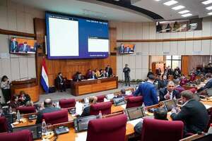 Denuncian que senadores cobran como “peaje” parte de los salarios de sus funcionarios - Política - ABC Color