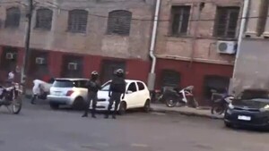 Policías realizan operativo para retirar a cuidacoches en la zona de la Catedral