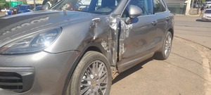 Choque entre automóvil y camioneta en avenida Gral. Irrazábal y Gral. Bruguez