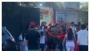 Feroz pelea de madres frente a un colegio