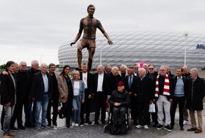 Versus / Una estatua de Beckenbauer erigida en la explanada del Allianz Arena de Múnich