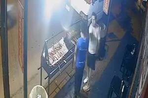 (VIDEO) ¡Un kangüero sopapeó a un asaditero porque ndahéi ndaje su asadito!