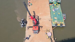 Fracasa extracción del tractocamión que cayó del Puente Nanawa al río