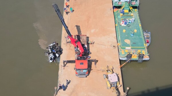 Fracasa extracción del tractocamión que cayó del Puente Nanawa al río